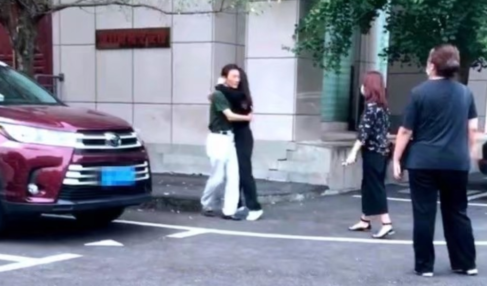 谭松韵|谭松韵疲惫现身法庭，母亲被撞案一审判决，肇事者被判六年