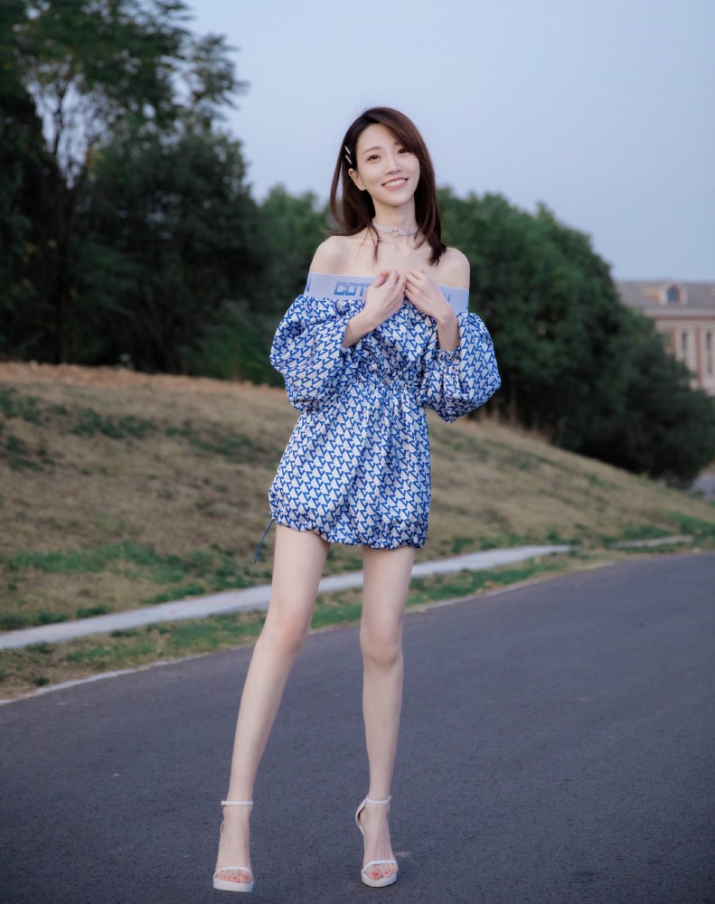 新代主持人张纯烨身高175厘米长腿逆天女明星最怕和她合影