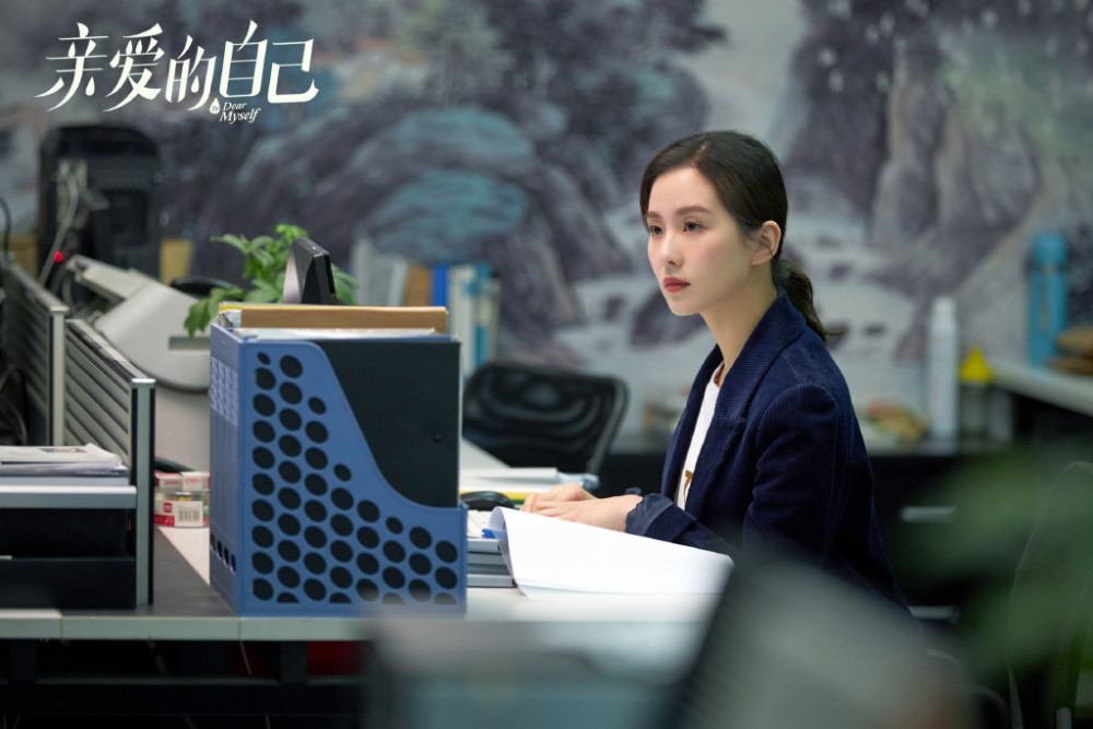 亲爱的自己|《亲爱的自己》收视低迷，朱一龙粉称与《三十而已》撞型，救场《余生》所致
