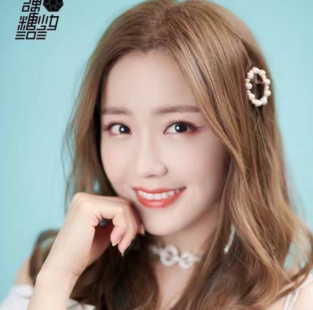 硬糖少女|硬糖少女成员现身机场，陈卓璇郑乃馨长腿抢镜，工作连轴转太拼