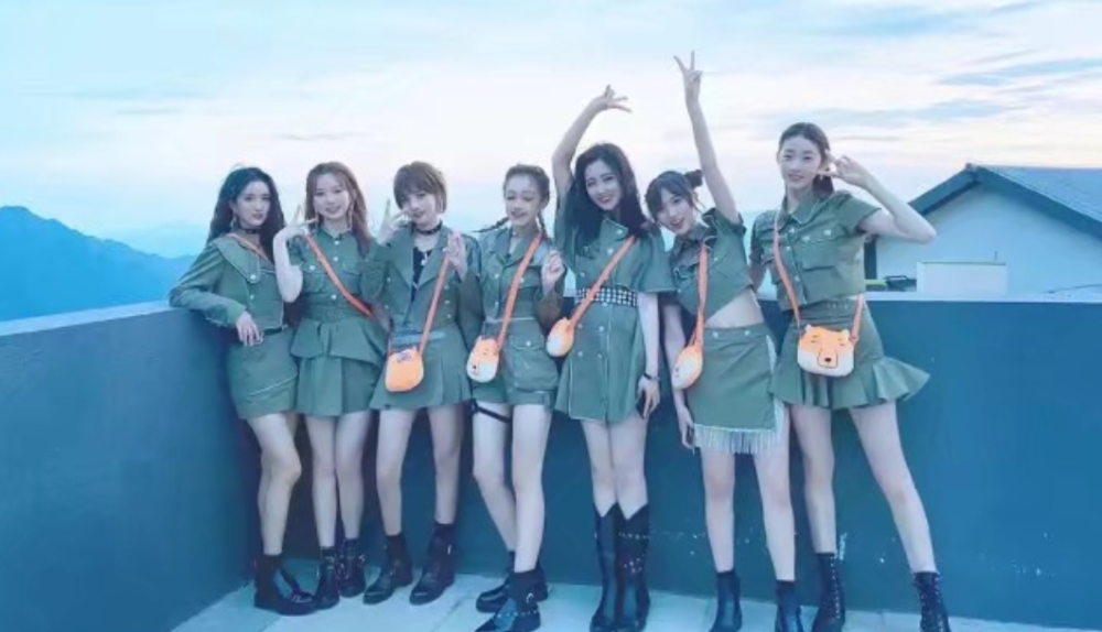 硬糖少女|硬糖少女成员现身机场，陈卓璇郑乃馨长腿抢镜，工作连轴转太拼