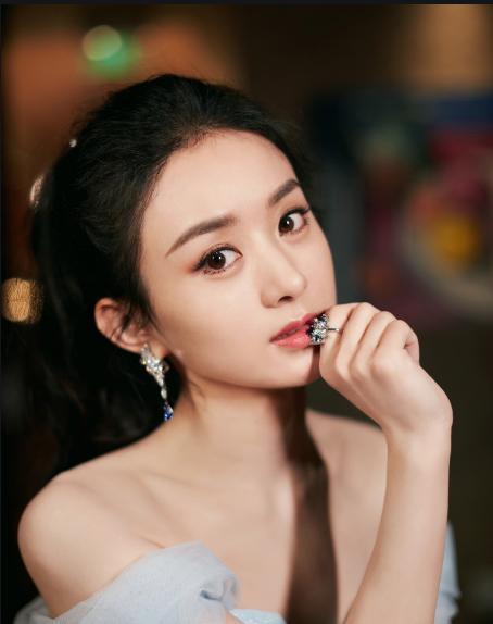 赵丽颖|赵丽颖新戏开机路透，私服品味再遭质疑，素颜出镜嘴巴还意外像杨幂