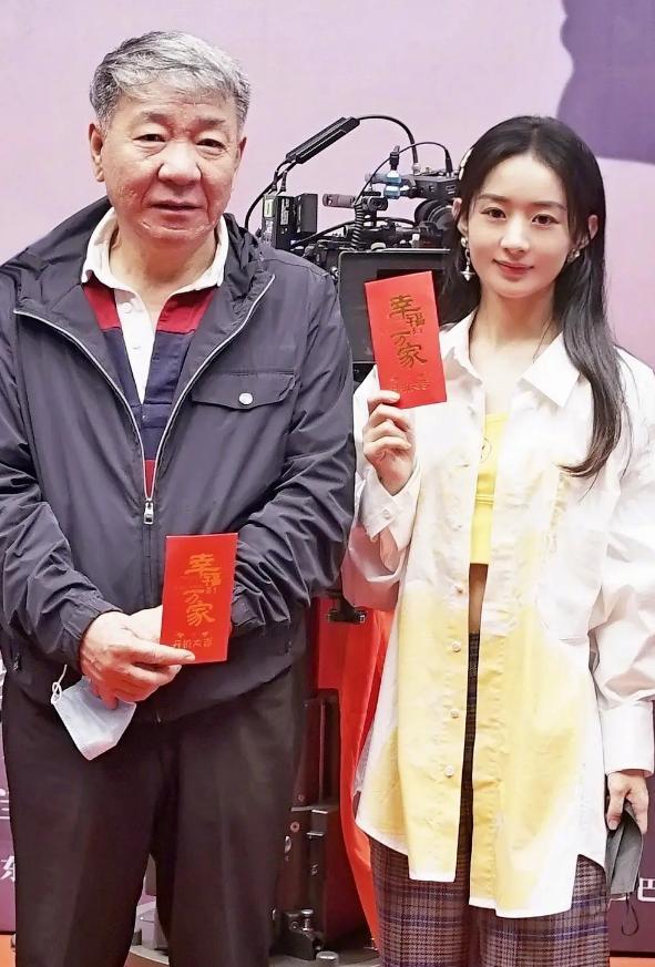赵丽颖|赵丽颖新戏开机路透，私服品味再遭质疑，素颜出镜嘴巴还意外像杨幂