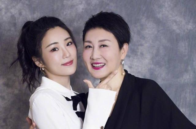 赵丽颖|赵丽颖新戏开机路透，私服品味再遭质疑，素颜出镜嘴巴还意外像杨幂