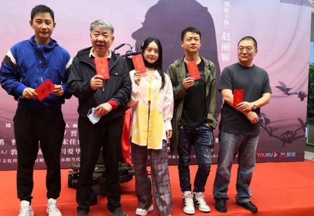 赵丽颖|赵丽颖新戏开机路透，私服品味再遭质疑，素颜出镜嘴巴还意外像杨幂