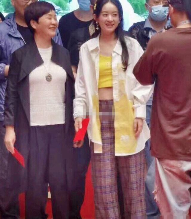 赵丽颖|赵丽颖新戏开机路透，私服品味再遭质疑，素颜出镜嘴巴还意外像杨幂