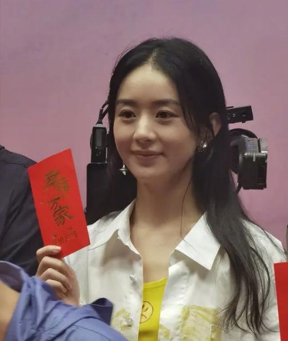 赵丽颖|赵丽颖新戏开机路透，私服品味再遭质疑，素颜出镜嘴巴还意外像杨幂