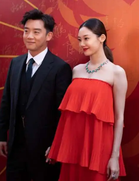 郑恺|郑恺老婆苗苗晒九宫格大秀画工，临近产期全素颜出镜，状态超好