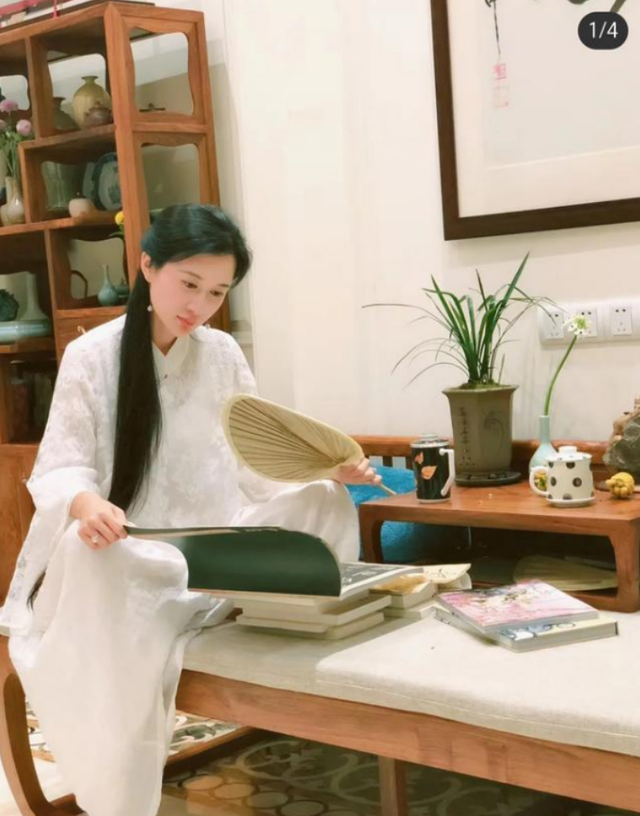 张纪中|张纪中妻晒靓照，产后9天身材纤细恢复好，与老公对视“望夫眼”抢镜
