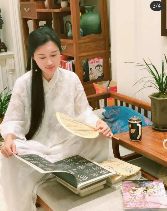 张纪中|张纪中妻晒靓照，产后9天身材纤细恢复好，与老公对视“望夫眼”抢镜