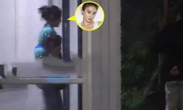 袁姗姗|袁姗姗深夜聚会应酬，疑喝高路边呕吐好心酸，头发散乱步伐不稳抢镜