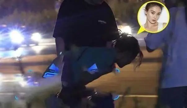袁姗姗|袁姗姗深夜聚会应酬，疑喝高路边呕吐好心酸，头发散乱步伐不稳抢镜