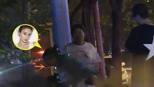 袁姗姗|袁姗姗深夜聚会应酬，疑喝高路边呕吐好心酸，头发散乱步伐不稳抢镜