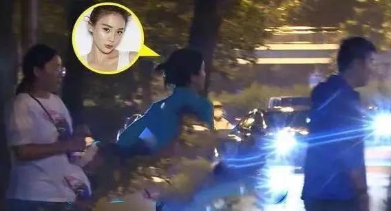 袁姗姗|袁姗姗深夜聚会应酬，疑喝高路边呕吐好心酸，头发散乱步伐不稳抢镜