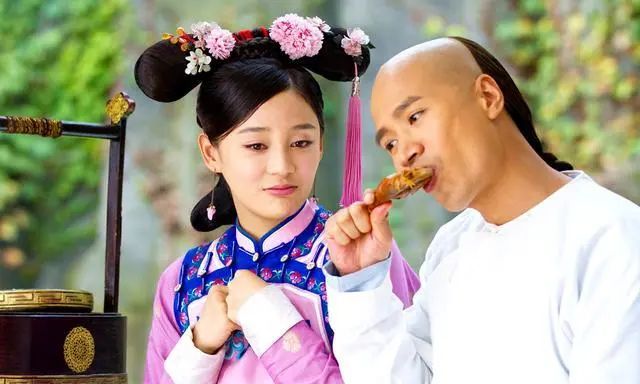 袁姗姗|袁姗姗深夜聚会应酬，疑喝高路边呕吐好心酸，头发散乱步伐不稳抢镜