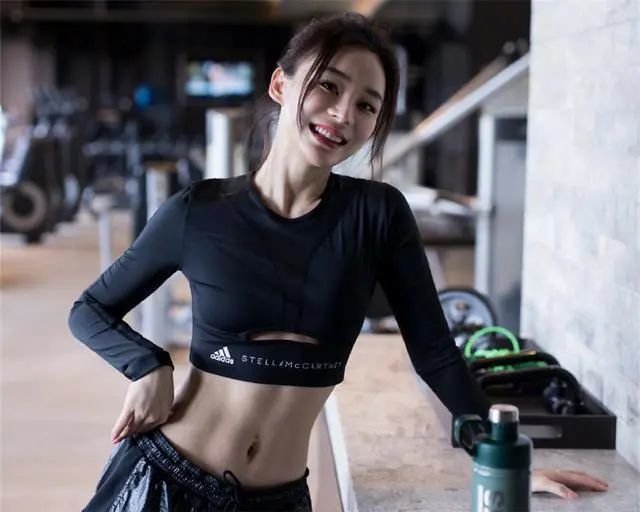 袁姗姗|袁姗姗深夜聚会应酬，疑喝高路边呕吐好心酸，头发散乱步伐不稳抢镜