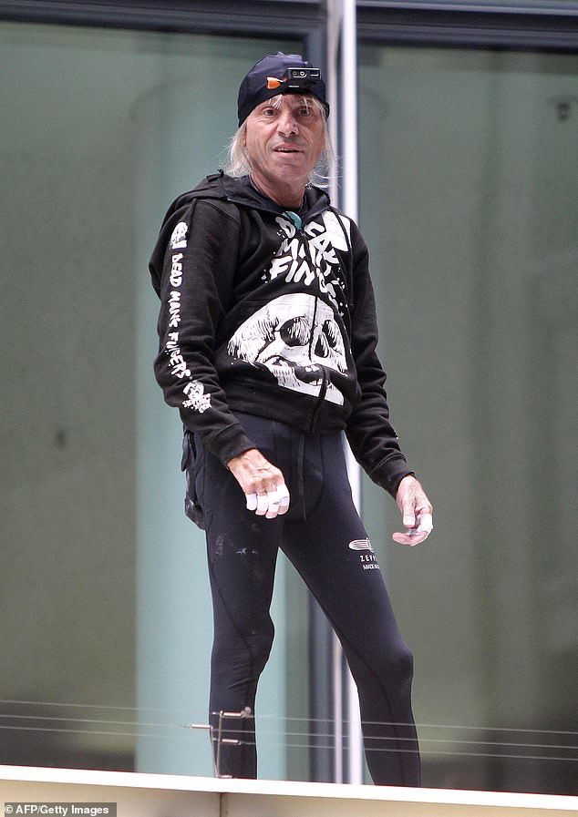 法国最著名的摩天楼攀爬者是现年58岁的阿兰·罗伯特(alain robert)