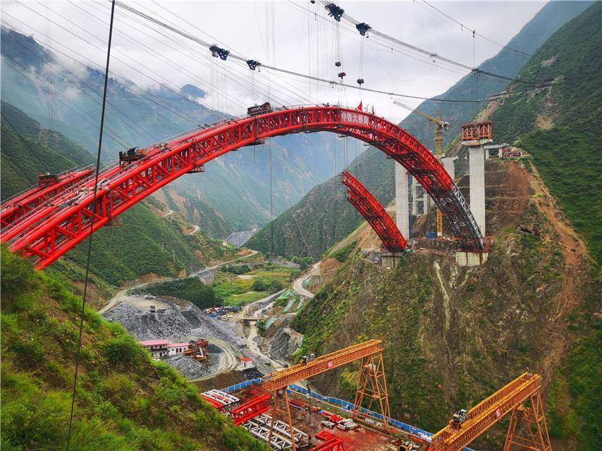 武九高速尖山沟特大桥主拱圈在233米高空合龙