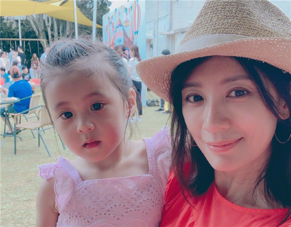 杨幂女儿叫小糯米,赵薇女儿叫小四月,看到她的女儿:名字决定了性格?