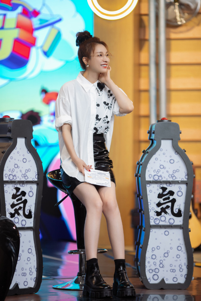 吴昕瘦腿成功很自信,超短皮裙现身"元气哥哥",身材好就是敢露_腾讯新