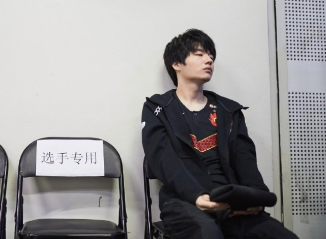 刘青松被粉丝gank后破防吐槽去酒吧被挂横幅还不忘痛击doinb