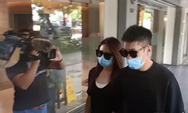 黄鸿升|杨丞琳挤笑敬业完成活动后现身黄鸿升灵堂，神情悲恸未发一言
