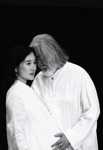 产后9天迫不及待晒照,张纪中妻子被指凹人设