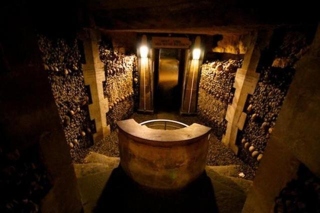 法国游客在巴黎地下墓穴拍到幽灵,曾传言此地的骷髅墙会使人迷路