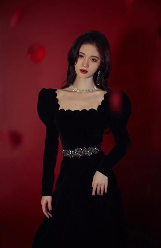 鞠婧祎|鞠婧祎不愧是千年美女，看到她cos的“玉兔精”：这颜值没谁了