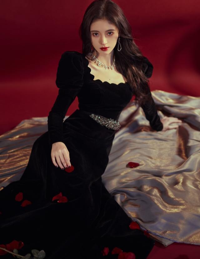 鞠婧祎|鞠婧祎不愧是千年美女，看到她cos的“玉兔精”：这颜值没谁了