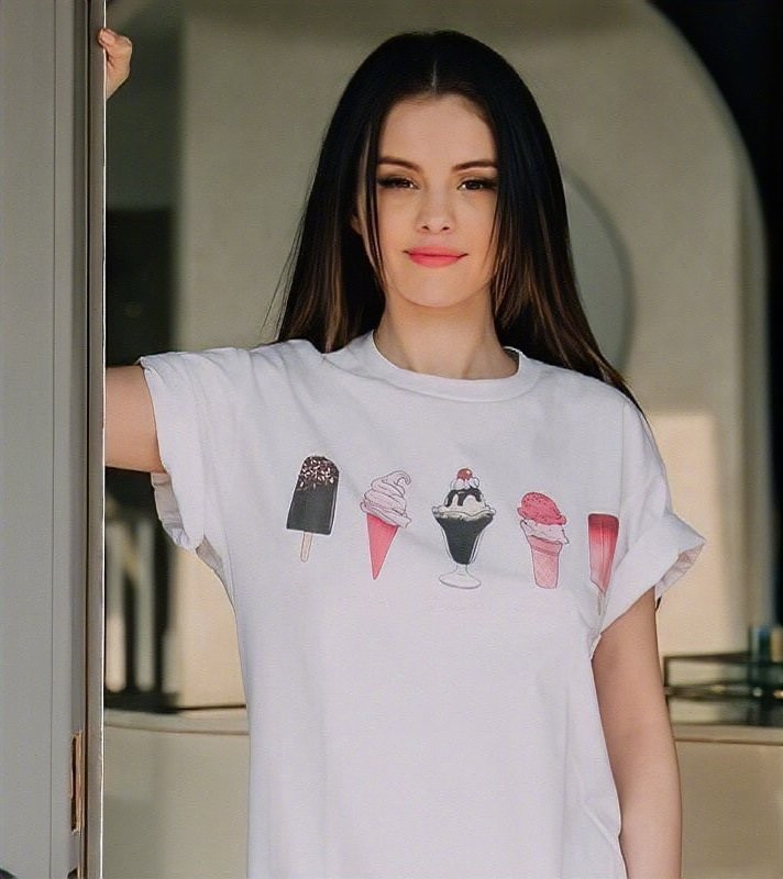 傻脸娜瘦身成功,身穿白色t恤造型简约,身材美貌再度恢复巅峰