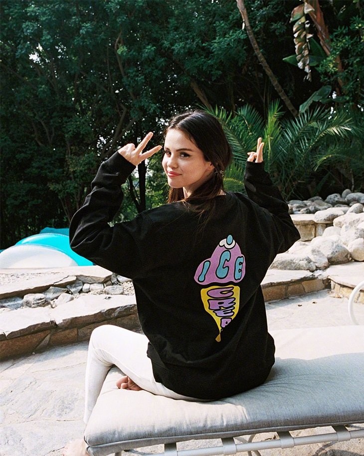 傻脸娜瘦身成功,身穿白色t恤造型简约,身材美貌再度恢复巅峰