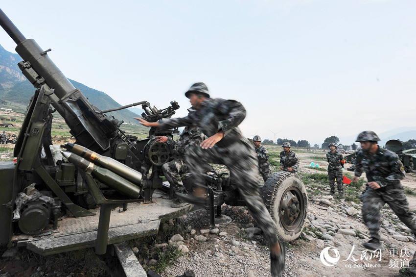 西部战区空军某预备役高炮师跨昼夜实弹射击演练