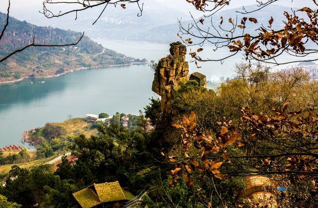 瀼渡边上,"鹭鸟数行,足供远眺",山光水色无限美好,江边临江寺(遗址已
