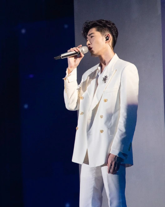 张翰|有种“走老路”叫张翰，穿西装再演霸道总裁，女主太像郑爽了吧？