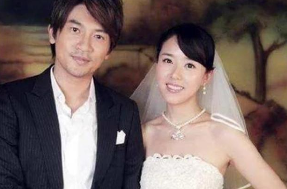 苏有朋|苏有朋结婚10多年，妻子少有露面，结婚照曝光如此惊艳
