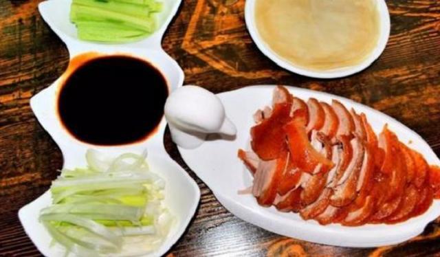北京烤鸭|去北京吃烤鸭，店员问：鸭架是炸还是煲汤？懂行人只说4个字！