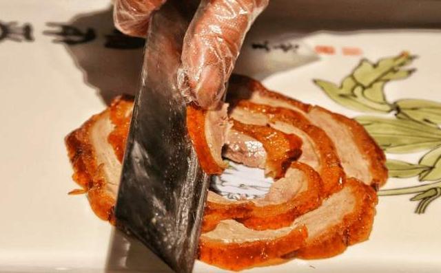 北京烤鸭|去北京吃烤鸭，店员问：鸭架是炸还是煲汤？懂行人只说4个字！