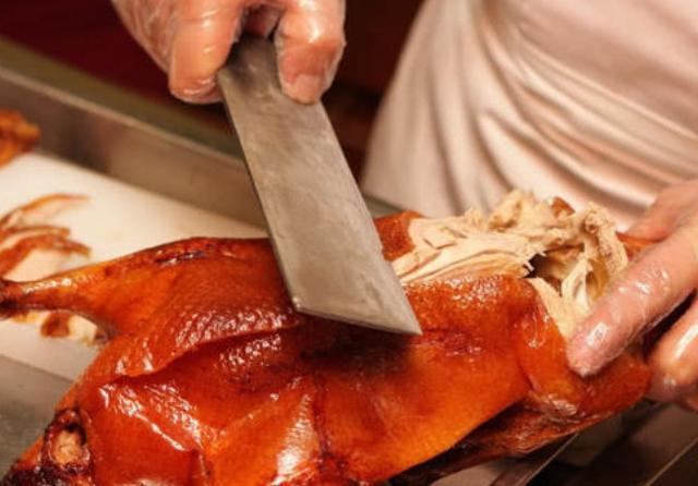 北京烤鸭|去北京吃烤鸭，店员问：鸭架是炸还是煲汤？懂行人只说4个字！