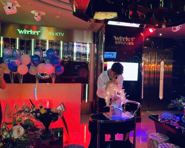 关之琳|关之琳老年生活真精彩，参加派对陪小鲜肉庆祝生日，和鲜肉像同龄