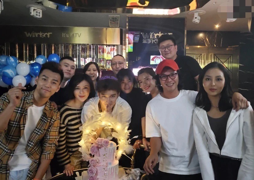 关之琳|关之琳老年生活真精彩，参加派对陪小鲜肉庆祝生日，和鲜肉像同龄