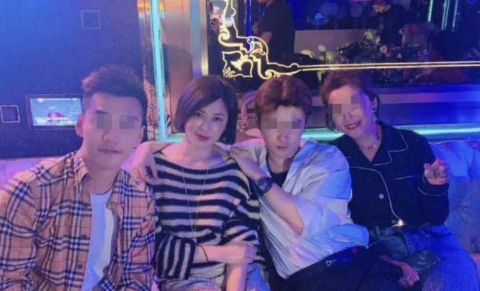 关之琳|关之琳老年生活真精彩，参加派对陪小鲜肉庆祝生日，和鲜肉像同龄