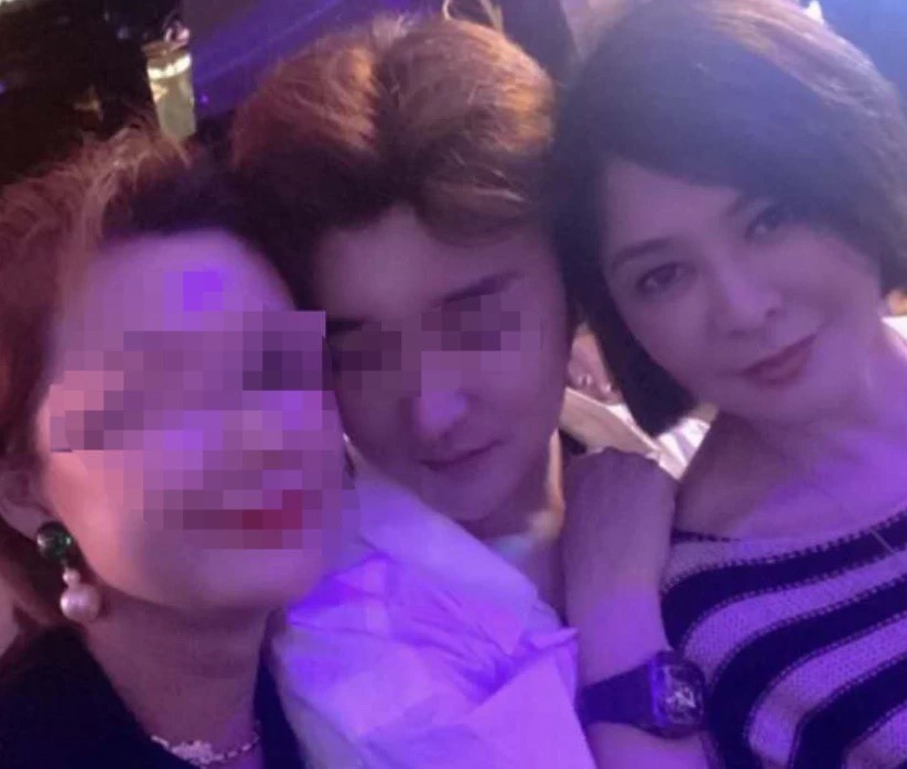 关之琳|关之琳老年生活真精彩，参加派对陪小鲜肉庆祝生日，和鲜肉像同龄