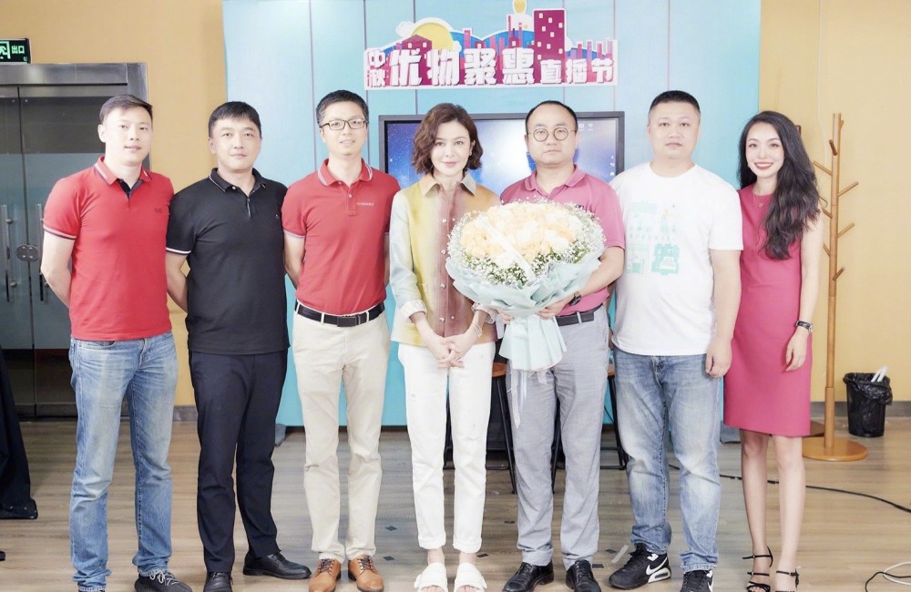 关之琳|关之琳老年生活真精彩，参加派对陪小鲜肉庆祝生日，和鲜肉像同龄