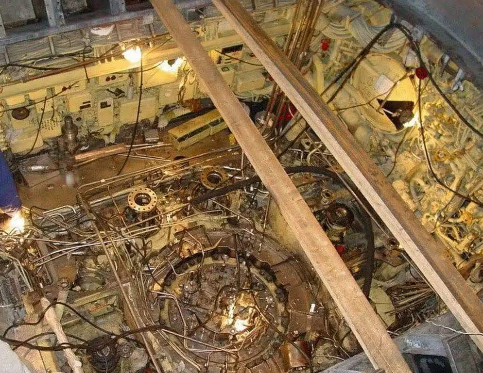 苏联潜艇核反应堆故障,温度高达上千度,7名士兵冒死修复后牺牲