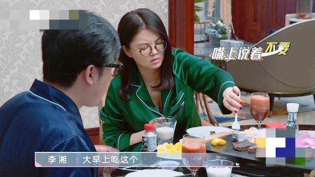 李湘|李湘136斤、王岳伦179斤，体检被劝减肥，美食却依然不离手