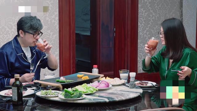 李湘|李湘136斤、王岳伦179斤，体检被劝减肥，美食却依然不离手