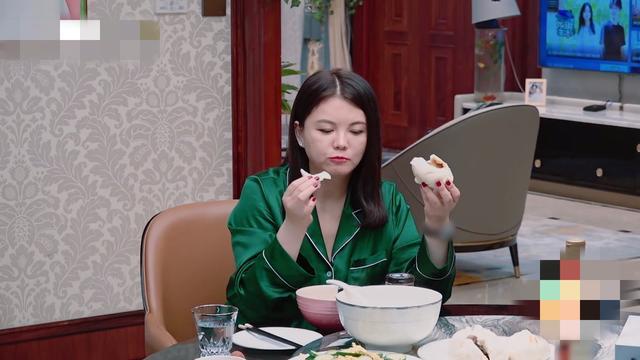 李湘|李湘136斤、王岳伦179斤，体检被劝减肥，美食却依然不离手