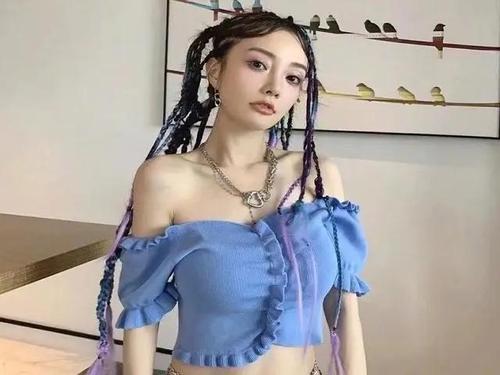 李小璐|李小璐对于网友关于“草莓印”的疑问给予解释称最近脖子做了个小手术