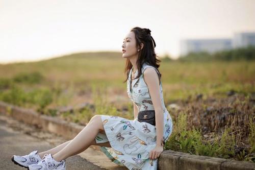 李小璐|李小璐对于网友关于“草莓印”的疑问给予解释称最近脖子做了个小手术